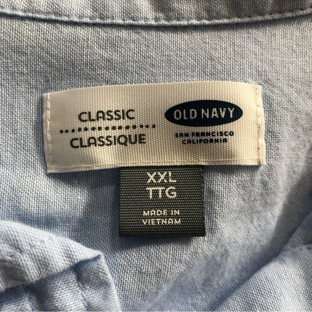 EUC ladies Old Navy light blue classic button down shirt. Size XXL - Picture 3 of 4